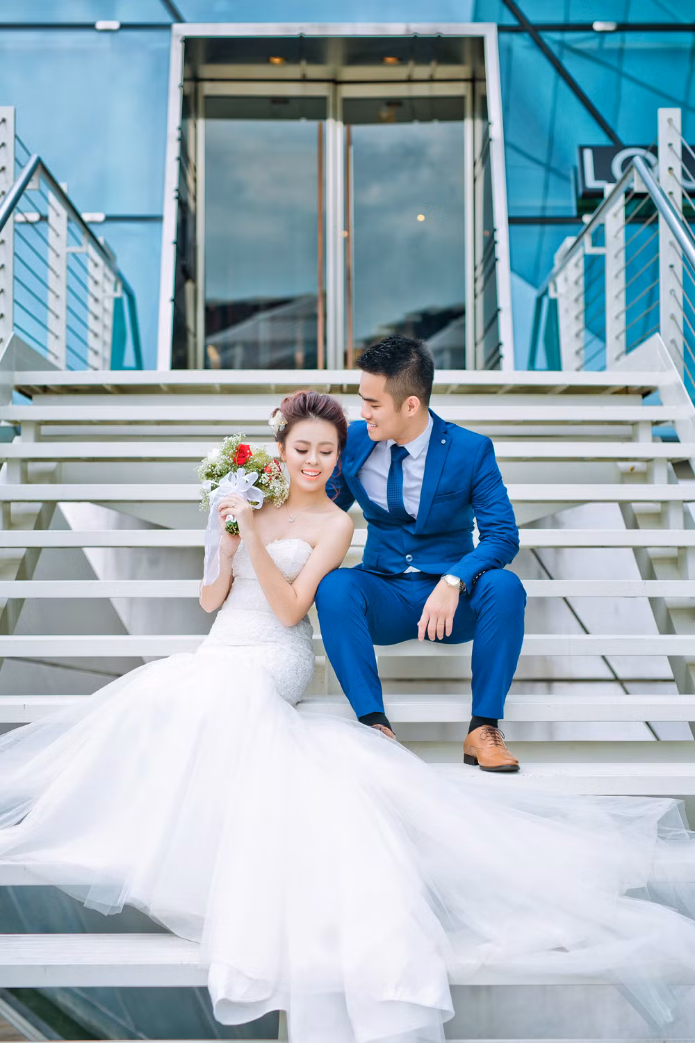 Sau lần gặp nhau đó, cơ duyên đã mang cặp đôi 9X này đến với nhau khi anh họ Huyền Trang, cũng là bạn của Thái Sơn có ý muốn mai mối cho cặp đôi. "Đến buổi hẹn, cả hai 'đứng hình' khi gặp lại người đi cùng chuyến bay ngày nào", Sơn kể. Ảnh: Nupakachi Studio.