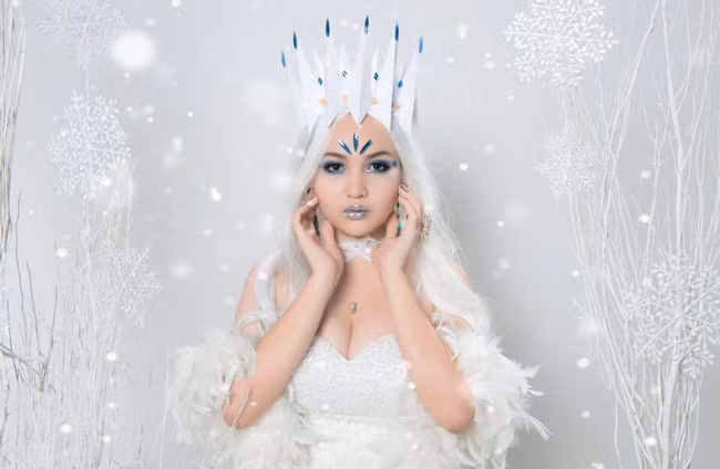 Với các bạn trẻ, cosplay, hóa trang thành các nhân vật hoạt hình ấn tượng là một cách lựa chọn hay để chụp ảnh Giáng sinh nhưng lại tương đối ít được sử dụng bởi khâu chuẩn bị trang phục, đạo cụ có phần rắc rối và tốn nhiều thời gian. Tuy nhiên nếu thực sự có khả năng đầu tư và mong muốn có những bức ảnh ấn tượng, "nhớ mãi không quên", các cô gái trẻ cũng đừng nên ngần ngại thử nghiệm cách này.