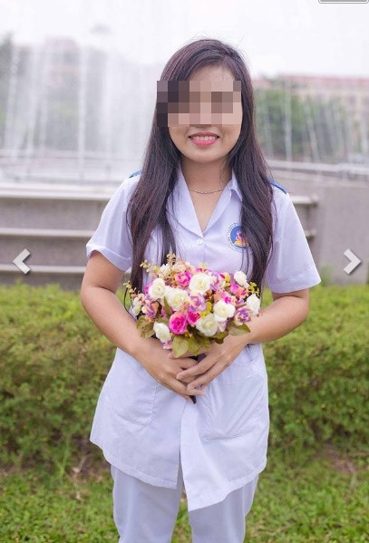 Khi được các nữ sinh yêu cầu chụp ảnh riêng với cách tạo dáng mà họ yêu thích, L.H thường từ chối với lý do anh ta không thích và nói với các nữ sinh rằng nên sang "nhờ phó nháy khác". Khi chụp ảnh, các sinh viên cũng cảm nhận được sự qua loa, thiếu trách nhiệm của phó nháy này. Anh ta chụp vội, ít căn chỉnh và thường để lỗi trong ảnh. Trang phục của các nữ sinh mặc chưa chuẩn, quần áo xộc xệch, nét mặt chưa đẹp... nhưng H vẫn bấm chụp sau đó trả ảnh mà không chỉnh sửa lại.