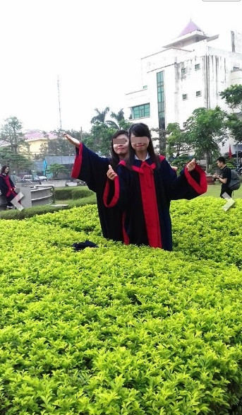 Trong hợp đồng chụp kỷ yếu, các nữ sinh mong muốn được phía ekip chuẩn bị các vòng hoa đội đầu, phó nháy tỏ ra chuyên nghiệp, hứa sẽ chuẩn bị đầy đủ, thậm chí còn khẳng định: "Các em muốn 100 cái cũng có"... nhưng khi đến buổi chụp lại không hề có vòng hoa nào.