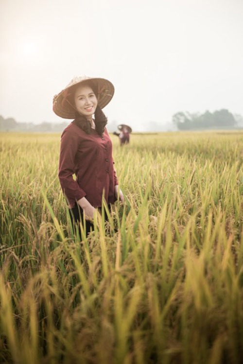 Nửa năm sau ngày bất ngờ nổi tiếng, mới đây bộ ảnh mới cũng chụp trên đồng lúa chín nhưng được đầu tư và lên concept cụ thể, kỹ càng hơn của Trần Thị Tâm đã một lần nữa tạo ra được sức hút trên mạng xã hội. Lần này, Trần Thị Tâm ăn mặc, hóa thân thành một cô thôn nữ với áo nâu sòng, quần vải lụa, đội nón lá nhưng vẫn giữ nguyên được vẻ xinh xắn, dễ thương, yêu kiều khiến dân mạng mê mẩn như ngày nào. Thậm chí nhờ trang điểm, hình ảnh của Tâm trong bộ ảnh mới còn được nhận xét là xinh đẹp hơn gấp bội phần.