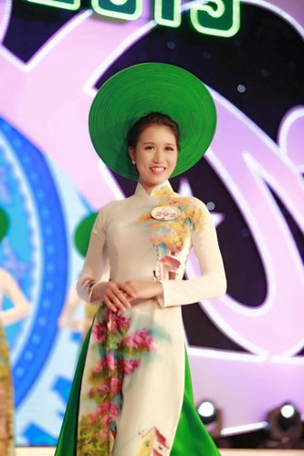 Ngoài khuôn mặt xinh xắn, Trần Thị Tâm còn được khen ngợi, đánh giá tốt khi sở hữu chiều cao 1m70. Vừa dựa vào những hình ảnh chia sẻ trên trang cá nhân, dân mạng còn đoán rằng trước đây Tâm đã từng tham gia một số cuộc thi hoa khôi, sắc đẹp. Ảnh trong bài: Facebook nhân vật.