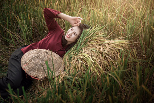 Với hình ảnh thôn nữ duyên dáng, chân chất, 9X đến từ Thái Nguyên mong muốn thể hiện được sự tôn trong về nguồn gốc cũng như để gợi nhắc bản thân về những kỷ niệm thời ấu thơ. Trần Thị Tâm cho biết từ nhỏ cô đã quen với công việc cấy lúa, gặt lúa, tát nước... những công việc của nhà nông. Sau này lớn lên, trưởng thành và đi làm ở thành phố, Trần Thị Tâm ít có dịp làm lại những công việc này để giúp bố mẹ nên cô coi bộ ảnh vừa qua như một cách để hồi tưởng.