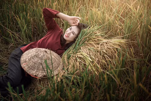 Với hình ảnh thôn nữ duyên dáng, chân chất, 9X đến từ Thái Nguyên mong muốn thể hiện được sự tôn trong về nguồn gốc cũng như để gợi nhắc bản thân về những kỷ niệm thời ấu thơ. Trần Thị Tâm cho biết từ nhỏ cô đã quen với công việc cấy lúa, gặt lúa, tát nước... những công việc của nhà nông. Sau này lớn lên, trưởng thành và đi làm ở thành phố, Trần Thị Tâm ít có dịp làm lại những công việc này để giúp bố mẹ nên cô coi bộ ảnh vừa qua như một cách để hồi tưởng.