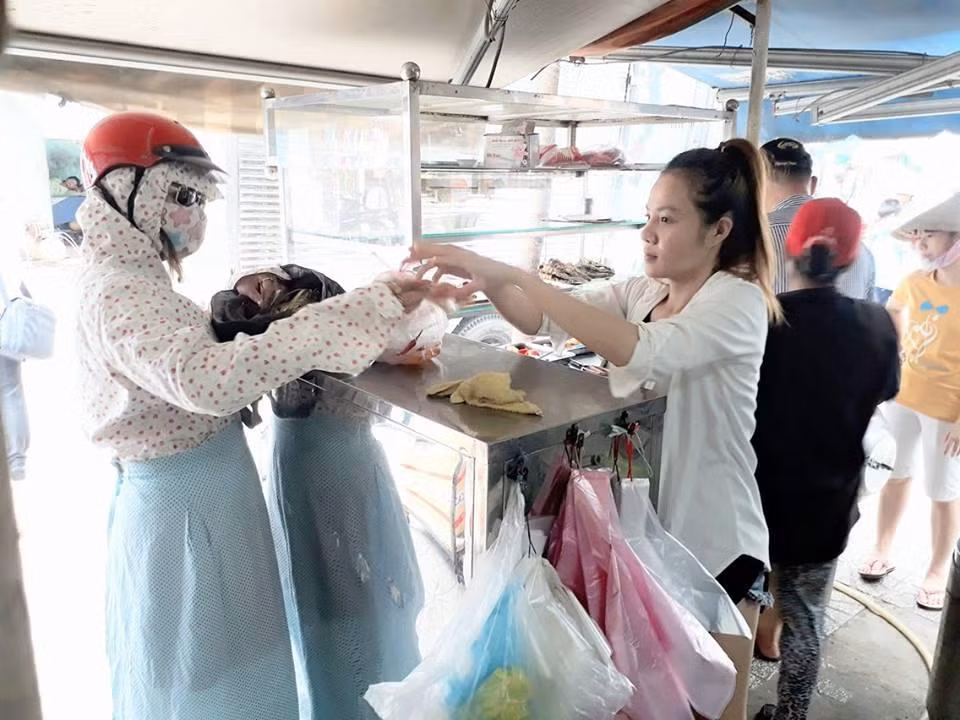 Trong đoạn clip và loạt ảnh này, dân mạng Việt được thấy cảnh Thảo Đô-la ăn mặc xuề xòa, để mặt mộc phụ bán cơm trong một quán nhỏ tuềnh toàng. Công việc bán cơm khá vất vả, không kiếm được quá nhiều lợi nhuận mâu thuẫn hoàn toàn với những điều Thảo Đô-la thường nói về bản thân mình trên mạng xã hội.