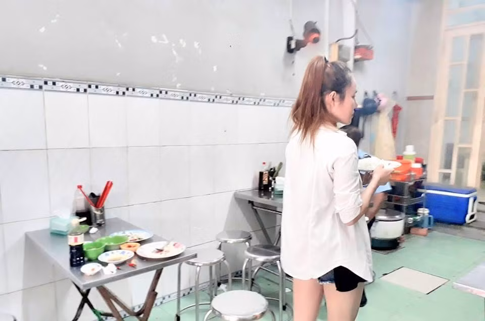 Nhiều dân mạng cho rằng làm nghề bán cơm, tuy là lao động chân tay nhưng không có gì là xấu và đáng chê. Thảo Đôla bị nhiều người chỉ trích chỉ vì thói quen "nổ" trên mạng xã hội, ba hoa về một cuộc sống "không phải của mình", tự dựng lên những câu chuyện về việc sở hữu những tài sản có giá hàng trăm tỷ để được người khác chú ý, trong khi thực tế hàng ngày lại phải góp nhặt từng đồng nhờ công việc bán cơm khá vất vả.