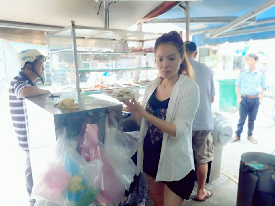 Hành động và những phát ngôn của Thảo Đô-la khiến dân mạng liên tưởng ngay đến một nhân vật từng hứng chịu nhiều gạch đá, một trong những "thảm họa mạng" rất nổi tiếng là Kenny Sang - Nguyễn Thành Sang. Hai người có những nét tương đồng là luôn thích lên mạng thao thao bất tuyệt, khẳng định mình có nhiều tài sản giá trị, giàu có không ai sánh bằng và ở một đẳng cấp hơn người. Tuy nhiên mới đây, dường như cuộc sống thực sự của Thảo Đô-la đã bị vạch trần với một loạt ảnh, clip ghi được tại một quán cơm ở Sài Gòn.