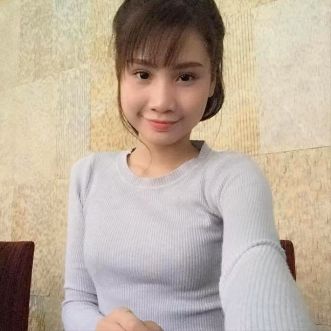 Trong đoạn clip, cô gái giả giọng lời chia sẻ mà Tùng Sơn đã livestream trước đó. Sau đó cô gái giả giọng Hari Won và ca sỹ Hồ Ngọc Hà để nhận xét phần thi của Tùng Sơn tại một cuộc thi mà anh đã tham gia.