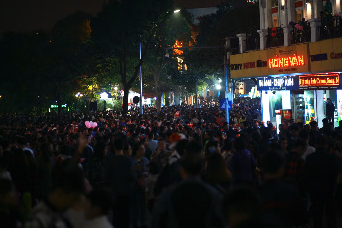 Theo ghi nhận của phóng viên Kiến Thức, tối 24/12 nhiều tuyến đường ở Thủ đô lâm vào tình trạng tắc nghẽn khi lượng người đổ ra phố đi đón Giáng sinh tại các tụ điểm ăn chơi, trang trí đẹp mắt là rất lớn. Khu phố đi bộ quanh Hồ Gươm, một số tuyến phố cổ đã đông đúc, tấp nập từ chiều tối và đa số người dân đều cố gắng tìm đến những địa điểm đông vui, náo nhiệt để tận hưởng không khí ngày lễ cuối năm.