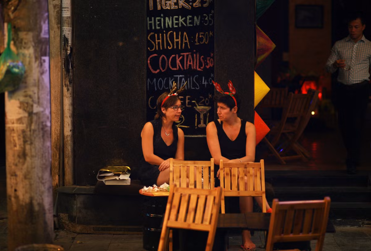 Những người này mang theo mình những trang phục, phụ kiện mang màu sắc đặc trưng của lễ Giáng sinh như bờm tuần lộc, mũ ông già tuyết... thường đi thành các đôi hoặc từng nhóm nhỏ, ngồi trò chuyện ở những quán cafe, nhà hàng khá vắng khách để tận hưởng sự tĩnh lặng.