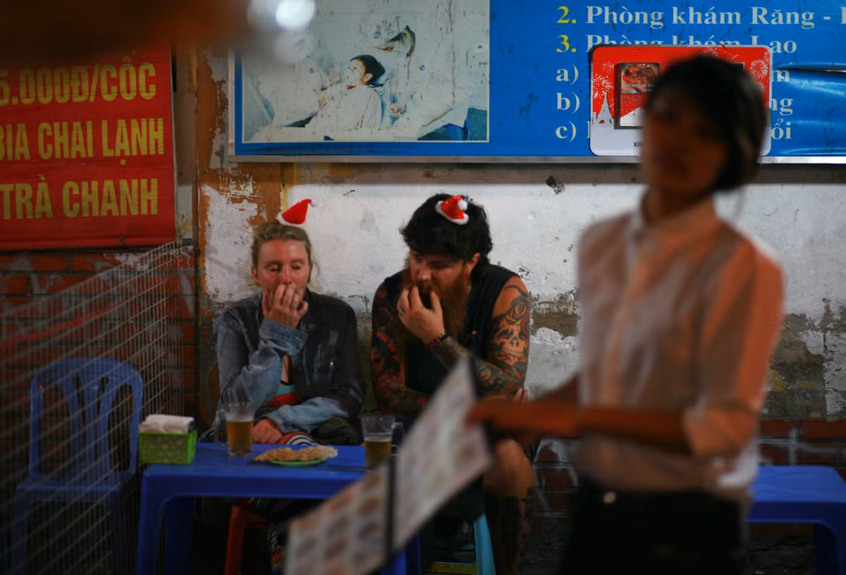 Một số cặp đôi người nước ngoài chọn riêng cho mình một góc trong các quán ăn trên phố Tạ Hiện, gọi những món ăn, đồ uống đơn giản và dường như không muốn bị ảnh hưởng bởi dòng người đông đúc ngay phía bên ngoài.