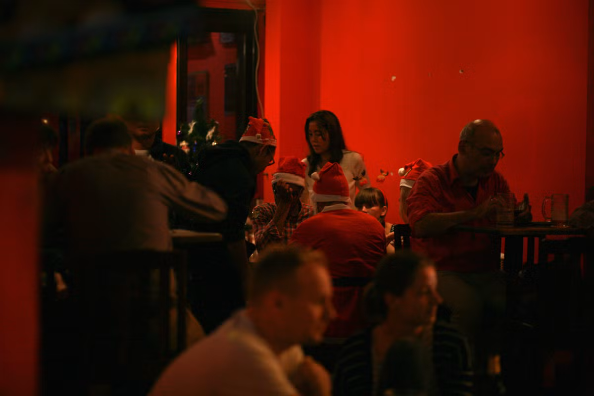 Một số gia đình, nhóm bạn ngoại quốc lại lựa chọn đặt bàn trong một số pub, nhà hàng nhỏ để mở tiệc, tổ chức các hoạt động như ăn uống, tặng quà cho trẻ nhỏ theo như truyền thống của nhiều nước phương Tây trong dịp Noel. Dù khá tách biệt với không khí chung nhưng những hình ảnh lặng lẽ, đơn giản như thế này cũng góp phần tô điểm thêm màu sắc cho đêm Giáng sinh ở Hà Nội.