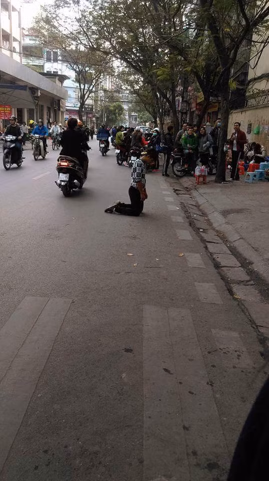 Hiện vẫn chưa rõ nguyên nhân chàng trai này lại có hành động như vậy. Nhưng theo một số bình luận của dân mạng, anh chàng này vì muốn xin lỗi bạn gái vừa mới nói lời chia tay trước đó chưa lâu nên đã có hành động như vậy để tỏ ý ăn năn. Dù với nguyên nhân nào đi chăng nữa, anh chàng này đã và đang phải nhận nhiều chỉ trích của dân mạng khi lại có hành động như vậy giữa nơi đông người.