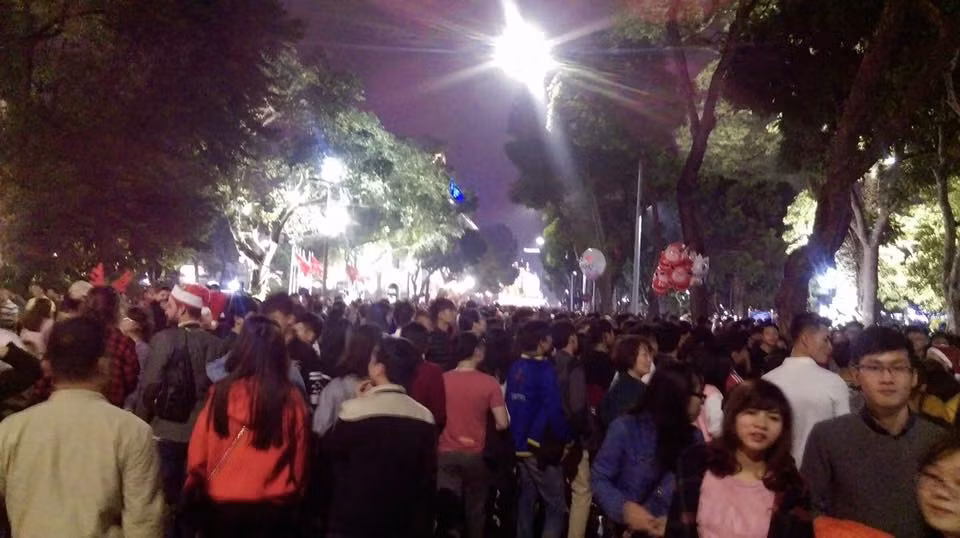 Dù khu vực quanh Hồ Hoàn Kiếm không có quá nhiều hoạt động đặc sắc trong đêm Noel nhưng có thể do tâm lý đám đông mà rất nhiều người ở mọi lứa tuổi đã quyết định bỏ nhiều công sức, đến khu vực phố đi bộ mặc dù cũng không chắc ở đó có điểm gì hấp dẫn. Sau cùng, hình ảnh biển người chen lấn nhau, đông một cách khủng khiếp đã tạo ra sự "nhức nhối" trên cộng đồng mạng vào những ngày sau đó.