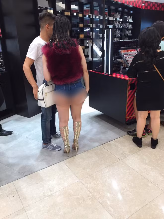 Đây là bức hình được đăng tải vào đêm Giáng sinh và nữ nhân vật chính mặc chiếc quần ngắn cũn cỡn, để lộ gần như toàn bộ vòng ba, cùng đôi giày cao cổ vàng óng nổi trội đã "làm mưa làm gió" trên vô số fanpage Việt lớn nhỏ. Bức ảnh không chỉ khiến chủ nhân bị "ném đá" tơi bời mà còn làm dấy lên những câu chuyện, cuộc bàn tán liên quan đến quyền tự do cá nhân thể hiện qua cách ăn mặc cũng như hành động "chơi trội" thể hiện đẳng cấp đáng chê của một bộ phận giới trẻ hiện nay.