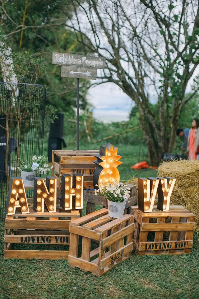 Chủ nhân lễ đính hôn tuyệt đẹp ở Đà Lạt này là chú rể Hữu Anh, sinh năm 1990, quê Tây Ninh, là cựu học sinh THPT chuyên Hoàng Lê Kha, cựu sinh viên K47A Đại học Ngoại thương Cơ sở 2 tại TP HCM. Còn cô dâu là Bảo Vy, sinh năm 1994 quê ở Huế, là cựu học sinh Quốc học và cùng trường Đại học Ngoại thương với Hữu Anh. Nên duyên nhờ lần gặp tình cờ trong một buổi tiệc sinh nhật, Hữu Anh và Bảo Vy quyết định tiến tới hôn nhân và mở đầu cho những chuỗi ngày hạnh phúc của họ là một lễ đính hôn không thể tuyệt vời hơn.