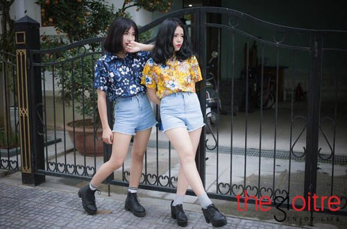 Hà Naga, tên thật là Triệu Hồng Hà (1995), hiện cô đang theo học tại trường Cao đẳng Công Thương Hà Nội và Thảo Liz, tên thật là Phạm Hương Thảo, hiện đang theo học nghề trang điểm. Sở hữu ngoại hình ưa nhìn, cặp hot girl được đón nhận sự quan tâm của đông đảo bạn trẻ.