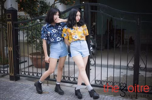 Hà Naga, tên thật là Triệu Hồng Hà (1995), hiện cô đang theo học tại trường Cao đẳng Công Thương Hà Nội và Thảo Liz, tên thật là Phạm Hương Thảo, hiện đang theo học nghề trang điểm. Sở hữu ngoại hình ưa nhìn, cặp hot girl được đón nhận sự quan tâm của đông đảo bạn trẻ.