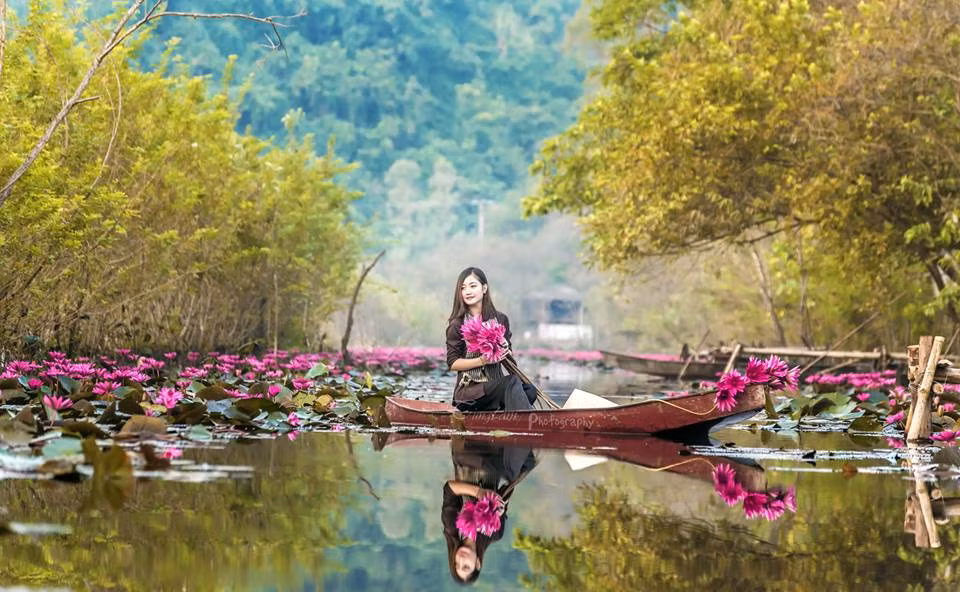 Cũng nhờ những buổi lái đò đưa khách, các phó nháy đi chụp ảnh ở suối Yến, Huyền Trang đã được phát hiện là có dung mạo rất xinh xắn, phù hợp với công việc làm mẫu ảnh. Sau nhiều lần được các phó nháy đi thuyền mời hợp tác, thử sức với công việc làm mẫu, Huyền Trang đã nhận lời và bất ngờ có thêm một công việc rất thú vị. Ảnh: Tùng Lâm.