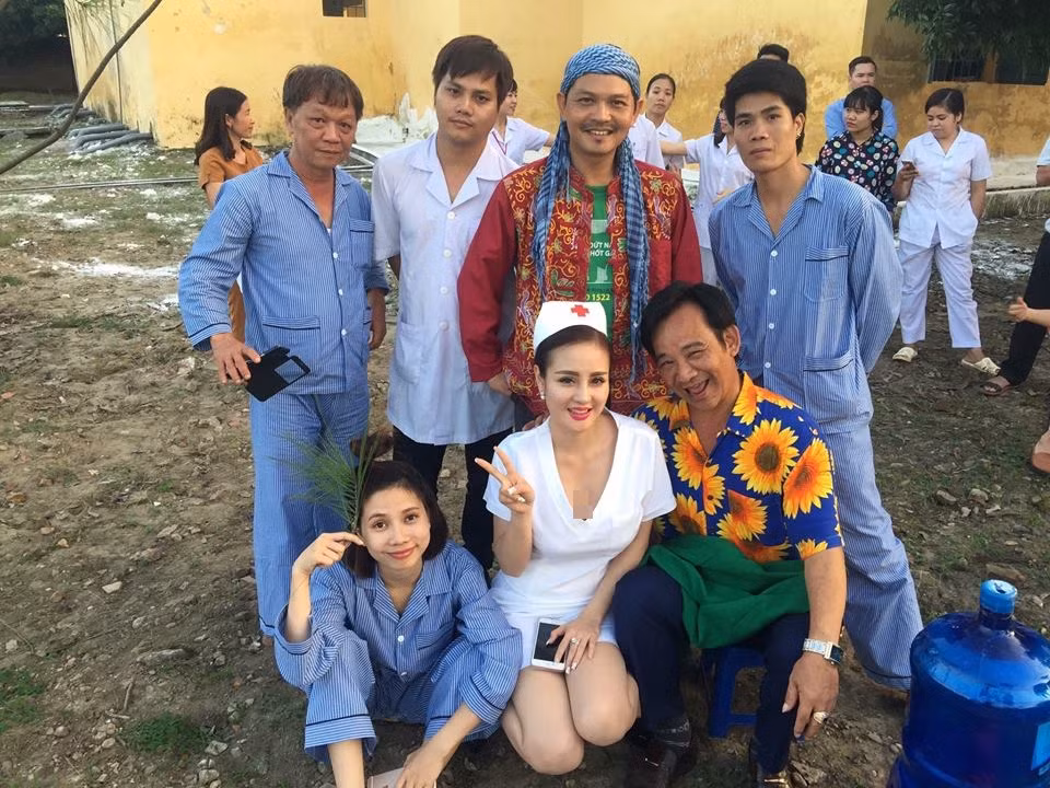 Quả thật, khi xem thêm những bức ảnh hậu trường, dân mạng mới ngạc nhiên và hiểu thêm về tạo hình nữ y tá của hai cô gái trẻ. Trong hậu trường, hai cô gái trẻ trong trang phục của y tá, có cách điệu để trông gợi cảm hơn xuất hiện bên nghệ sĩ Trung Hiếu, nghệ sĩ Quang Tèo... cùng các diễn viên khác. Khung cảnh nơi đoàn làm phim chụp ảnh được cho là trong một bệnh viện ở ngoại thành Hà Nội.