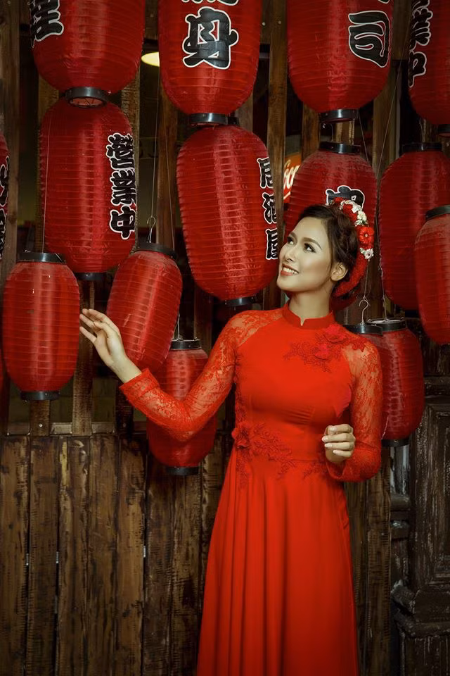 Cô gái đầu tiên trong số hai "nữ y tá gợi cảm" đang gây sốt mạng Việt chính là Hoàng Thị Quỳnh, sinh năm 1993 đến từ Hà Nội. Hoàng Thị Quỳnh được đông đảo dân mạng, các bạn trẻ đam mê nhiếp ảnh, nghề người mẫu biết đến với nickname Quỳnh Lyra - từng giành giải Hoa khôi của các cuộc thi như Sắc Đẹp Tiềm Ẩn - Hoa Khôi Người Mẫu Ảnh.