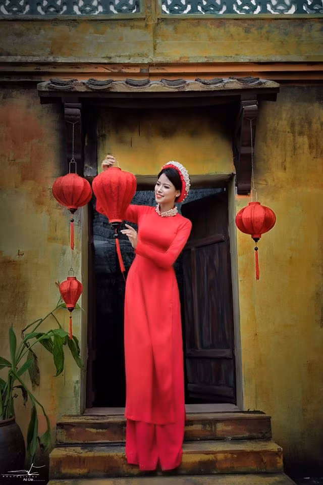 Trước đó, Quỳnh Lyra cũng từng giam gia một số hoạt động nghệ thuật và còn duy trì hoạt động trong lĩnh vực chứng khoán. Tìm kiếm tên Quỳnh Lyra trên mạng có thể thấy tên tuổi của cô gắn liền với những biệt danh như "hot girl làng cổ - chứng" hay "nữ sát thủ xinh đẹp", "hot girl đại gia chân đất". Hiện tại Quỳnh Lyra vẫn đang theo đuổi công việc của một người mẫu, diễn viên nghiệp dư và từng thể hiện được những thế mạnh nổi bật của mình hơn nữa.