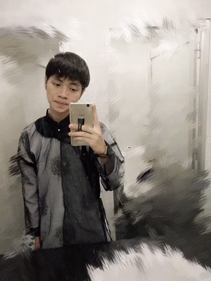 Biết đến Bá Hưng với tài năng hơn người nhưng cũng thật thiếu sót khi không nhắc đến xuất thân cũng như truyền thống gia đình của cậu. Dù rất ít khi chia sẻ về gia đình nhưng trong một bài phỏng vấn với báo Tuổi Trẻ, Bá Hưng tiết lộ từ nhỏ cậu đã được ông nội kể về nhà thơ Cao Bá Quát còn bản thân cậu là cháu nội đời thứ 7 của nhân vật kiệt xuất này. Bá Hưng cũng kể rằng gia đình cậu đã nhiều đời theo nghiệp thơ văn nhưng đến đời bố thì đã chuyển sang âm nhạc và hiện cậu cũng đi theo con đường này.