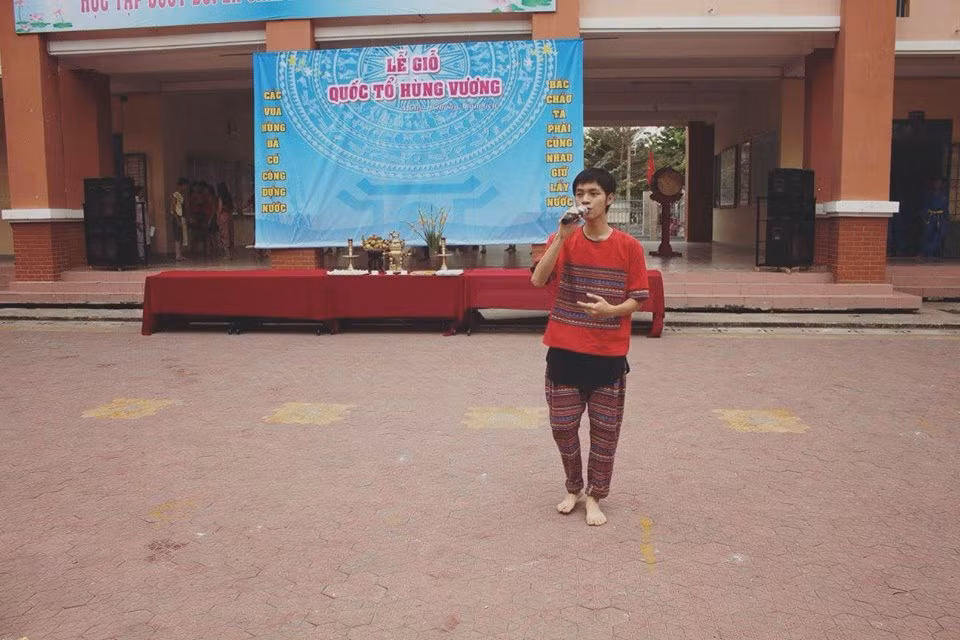 Với tài làm thơ, phổ nhạc... Bá Hưng thường xuyên đem đến các chương trình văn nghệ nhân những ngày lễ kỷ niệm, những buổi sinh hoạt ngoại khóa tại trường những bản nhạc, ca khúc mang đậm nét văn hóa dân tộc, dân gian. Nhạc dân tộc, dân gian đương đại cũng là định hướng chính, là con đường mà Bá Hưng muốn theo đuổi, phát triển để tạo ra bản sắc riêng cho chính mình khi tiến sâu vào sự nghiệp làm nghệ thuật.