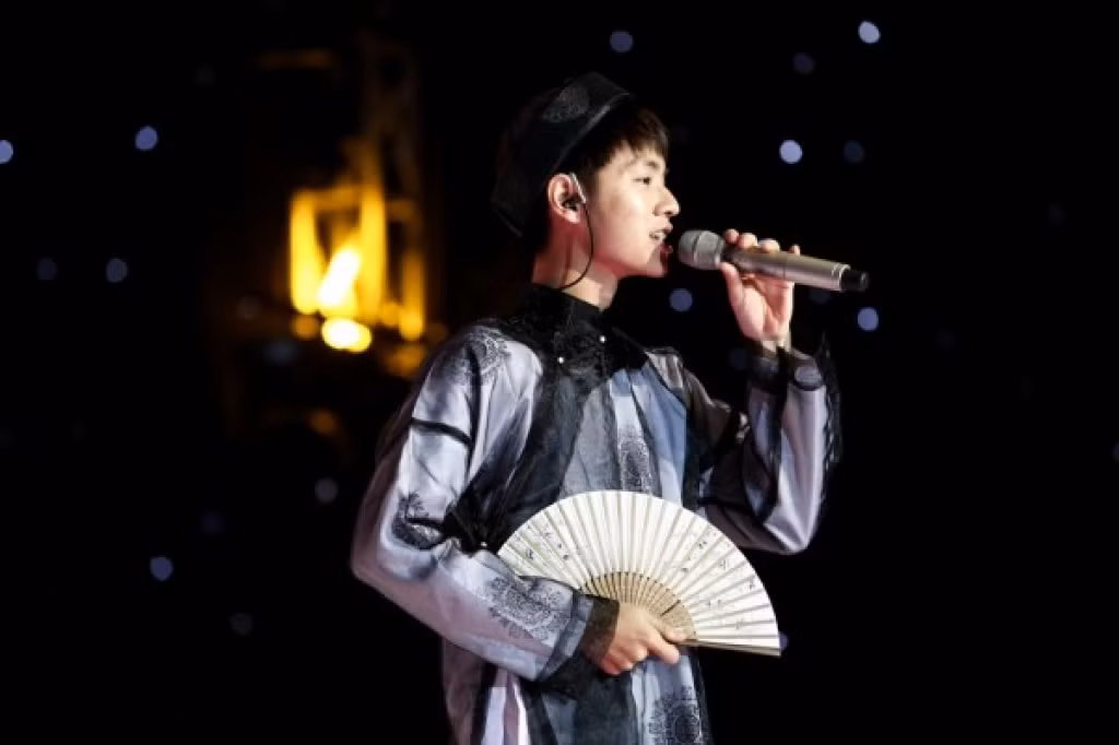 Với tài năng thể hiện trên truyền hình, cộng thêm những chia sẻ về xuất thân đặc biệt, dễ hiểu vì sao Cao Bá Hưng đã trở thành nhân vật được nhiều bạn trẻ quan tâm, yêu thích và là nhân vật trong nhiều bài viết, giới thiệu trên báo chí. Bên cạnh những gì mà Cao Bá Hưng đã thể hiện trong "Sing my Song", chàng trai 18 tuổi này còn rất nhiều tài năng đáng nể khác giúp bản thân cậu trở thành một "của hiếm" giống như nhận xét của nhạc sĩ Lê Minh Sơn. Ảnh: Sing my Song.