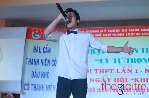 Từ khi thân hình trở nên vạm vỡ, Talo được biết đến nhiều hơn, cậu cũng vì thế mà trở nên tự tin hơn. Anh chàng đã tham gia tích cực các hoạt động văn nghệ của trường.