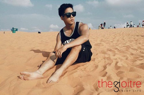 Talo là 9X Sài thành được nhiều bạn trẻ biết đến khi sở hữu khuôn mặt đẹp trai cùng nụ cười tỏa nắng với chiếc răng khểnh và má lúm đồng tiền duyên dáng. Đặc biệt, với giọng hát ấm áp, cậu đã có những bản cover thu hút hàng nghìn lượt xem trên trang mạng cá nhân của mình.