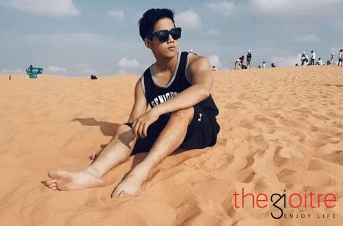 Talo là 9X Sài thành được nhiều bạn trẻ biết đến khi sở hữu khuôn mặt đẹp trai cùng nụ cười tỏa nắng với chiếc răng khểnh và má lúm đồng tiền duyên dáng. Đặc biệt, với giọng hát ấm áp, cậu đã có những bản cover thu hút hàng nghìn lượt xem trên trang mạng cá nhân của mình.