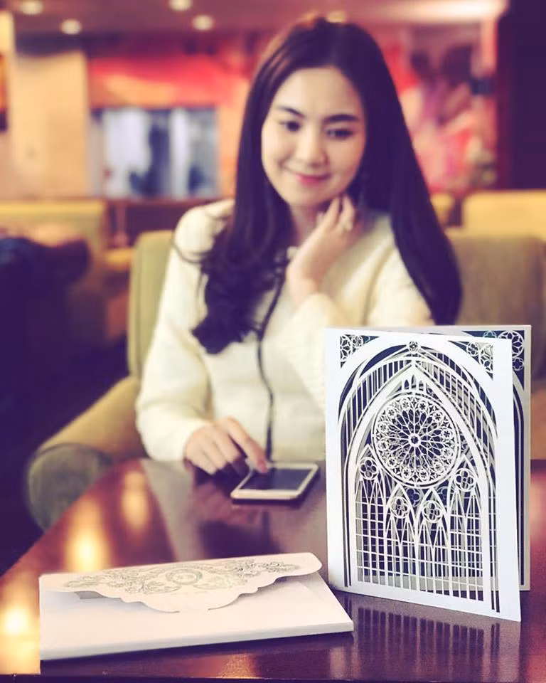 Đó là về mặt tình yêu, còn về cuộc sống... đây mới chính là mặt khiến Mai Ngọc có thêm nhiều người chú ý trong thời gian gần đây. Xem những hình ảnh trong đám cưới của Mai Ngọc và chồng thiếu gia, từ khâu tổ chức, làm thiếp mời cho đến ngày hành lễ kết hôn... những người không biết đến Mai Ngọc từ trước cũng phải trầm trồ về sự giàu có, đẳng cấp của bản thân Mai Ngọc cùng chồng cũng như gia đình đôi bên.