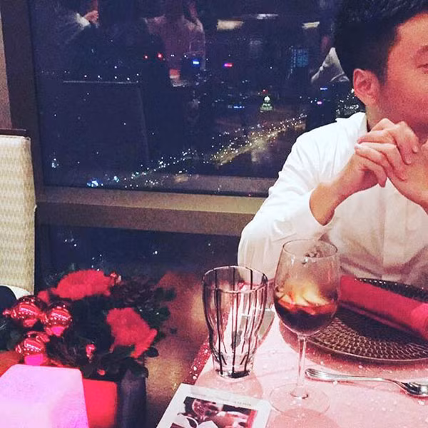 Vốn là người rất kín tiếng, rất hạn chế chia sẻ về bản thân... nhưng từ khi hé mở chút ít về mối tình kéo dài 11 năm của mình, Mai Ngọc đã khiến số đông khán giả, các bạn trẻ không khỏi tò mò. Và như một quy luật đơn giản, thời gian càng yêu lâu, sự gắn bó, sự vững vàng và hạnh phúc của hai người yêu nhau càng được đẩy lên cao hơn. Thời điểm làm đám cưới của Mai Ngọc cùng người chồng giàu có đánh dấu một cột mốc cực kỳ quan trọng với hai người. Và khi đã vượt qua biết bao thử thách, thời gian... dễ hiểu vì sao Mai Ngọc và Nam Đặng đều đang vô cùng hạnh phúc và như tuôn trào cảm xúc.