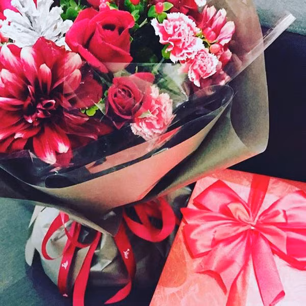 Nhiều độc giả bình luận "Tình yêu của Mai Ngọc bây giờ chắc chỉ còn trên phim". Cảm nhận này đã chứng tỏ phần nào sự lãng mạn, giàu thử thách nhưng sau cùng vẫn có một kết thúc rất đẹp trong chuyện tình yêu của nữ MC xinh đẹp. Rất ít khi chia sẻ thẳng thừng hay tâm sự dài dòng về chuyện tình cảm cá nhân nhưng Mai Ngọc vẫn luôn có cách khéo léo để thể hiện cảm xúc của mình trong tình yêu. Những bức ảnh lãng mạn như thế này đăng tải trên trang cá nhân khiến các khán giả, người hâm mộ thầm hiểu cảm giác vui vẻ, hạnh phúc của Mai Ngọc mỗi khi ở bên chồng thiếu gia trong các dịp đặc biệt.