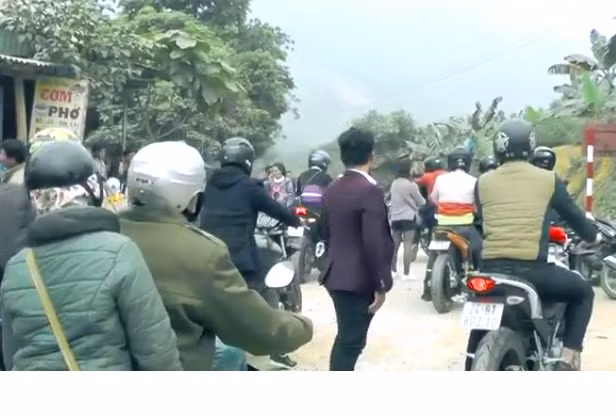 Theo dòng mô tả đoạn clip rước dâu bằng mô tô ở miền núi của một số fanpage nổi tiếng, đám cưới đặc biệt này diễn ra ở huyện Mường Khương, tỉnh Lào Cai. Tham gia rước dâu là đoàn xe khoảng 20 chiếc và hầu hết trong số đó đều là xe phân khối lớn, xe thể thao được trang trí thêm hoa đỏ, chữ hỉ và do bạn bè của chú rể điều khiển. Đoàn xe rước cô dâu về dinh dừng bánh, dựng thành cả một dãy dài trước cửa nhà chú rể đã tạo ra sự hiếu kỳ, tò mò cho người dân xung quanh.