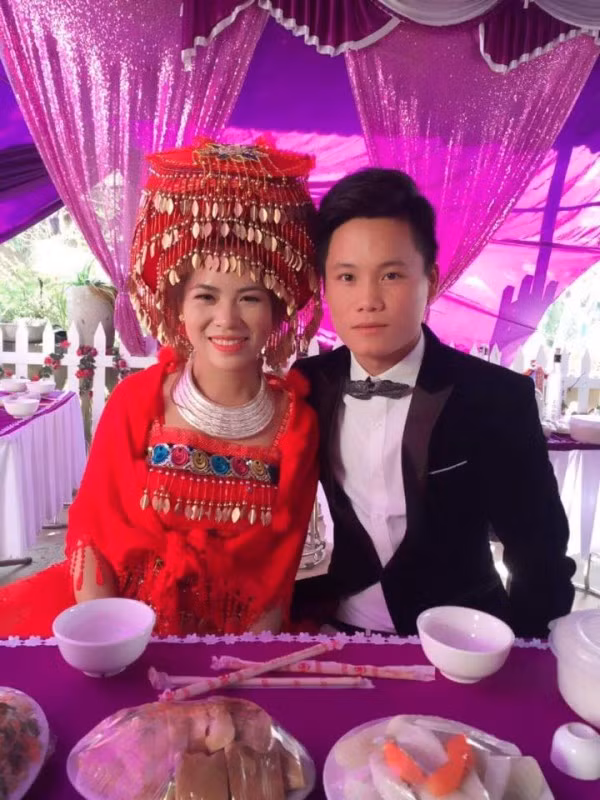 Hiện tại dù chưa có nhiều thông tin về lễ thành hôn đặc biệt, có đoàn xe phân khối lớn rước dâu ở Lào Cai, nhưng dựa vào những hình ảnh mà dân mạng chia sẻ có thể thấy cô dâu, chú rể - 2 nhân vật chính trong đám cưới thực sự là một cặp trai xinh gái đẹp. Cô dâu mặc trang phục truyền thống trong đám cưới của người dân tộc, khoe nhan sắc xinh đẹp, tú lệ. Còn chú rể lại có khuôn mặt rất thư sinh cùng một dáng dấp của thiếu gia trẻ tuổi.