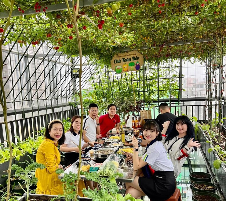 Khu vườn sân thượng được làm gần nửa tỷ đồng - Hình 4 Khu vuon san thuong duoc lam gan nua ty dong-Hinh-4