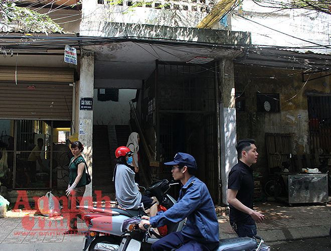 Nơi xảy ra vụ cô gái tử vong bất thường liên quan đến nam "ca sĩ hội chợ" Châu Việt Cường nằm trong một con ngõ trên đường Nguyễn Văn Ngọc, phường Cống Vị, quận Ba Đình, Hà Nội.