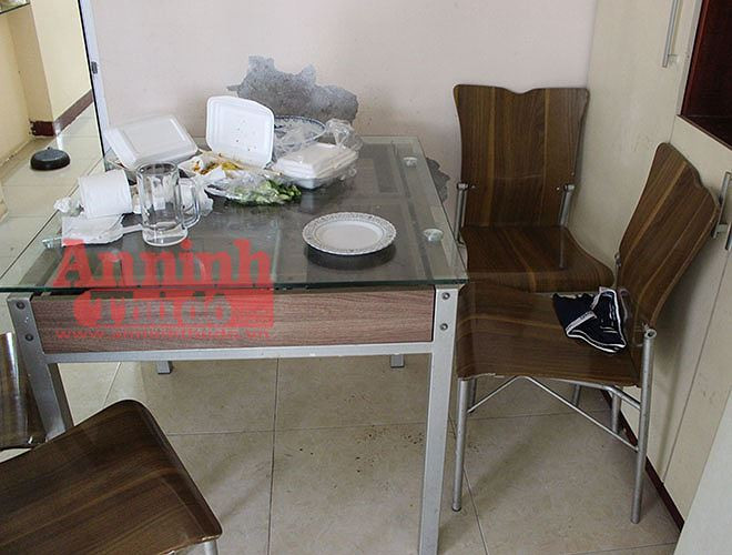 Vẫn còn những hộp cơm mà các đối tượng mua về trước đó để ăn đêm.