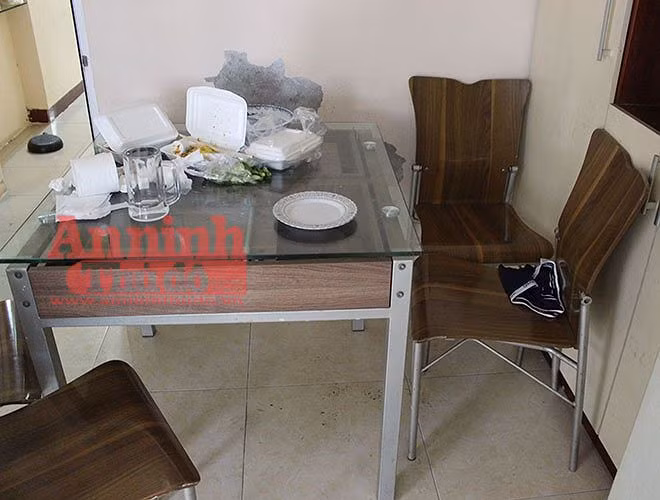 Vẫn còn những hộp cơm mà các đối tượng mua về trước đó để ăn đêm.