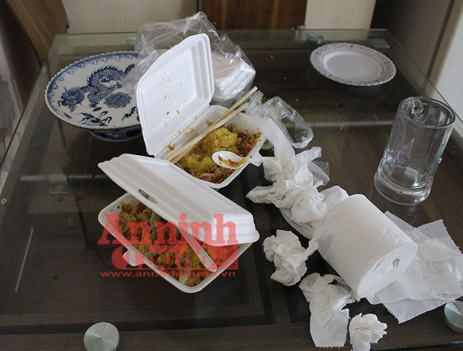 Những hộp cơm còn dang dở...