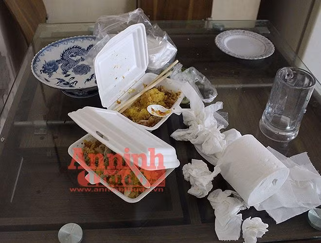 Những hộp cơm còn dang dở...