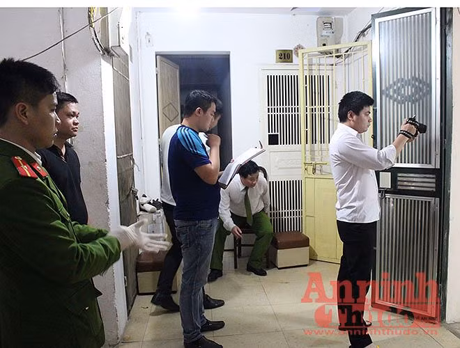 Cơ quan CSĐT - CAQ Ba Đình ngay lập tức phối hợp với Phòng CSHS, Phòng Kỹ thuật hình sự - CATP Hà Nội khám nghiệm hiện trường và tổ chức điều tra