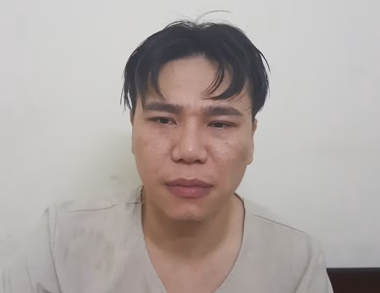 Ca sĩ Châu Việt Cường tại cơ quan công an. Nguồn ảnh: Người Đưa Tin