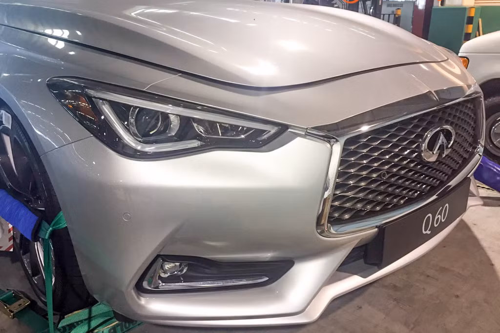 Xe sở hữu cụm đèn pha lớn đi kèm dải đèn led sáng chạy dài ra tới sát lưới tản nhiệt, đèn xi-nhan tích hợp cùng đèn sương mù nằm sâu trong hốc hút gió, viền dạng led dạng chữ L ngược.