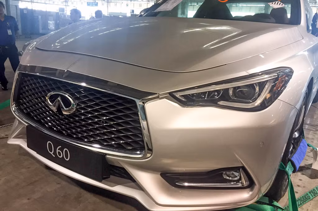 Thiết kế của xe mang dáng vẻ cứng cáp và mạnh mẽ với phần đầu xe nổi bật với bộ lưới tản nhiệt lớn dạng kim cương, viền mạ crôm sáng, cùng với đó là cản trước mở rộng, nắp ca-pô dạng vòm mềm mại.