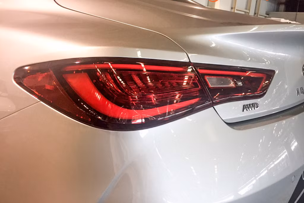 Ở phần đuôi với cụm đèn hậu lớn, một phần ôm vào nắp ca-pô của xe, viền thiết kế sắc nét mang đến sự tinh tế và hiện đại.