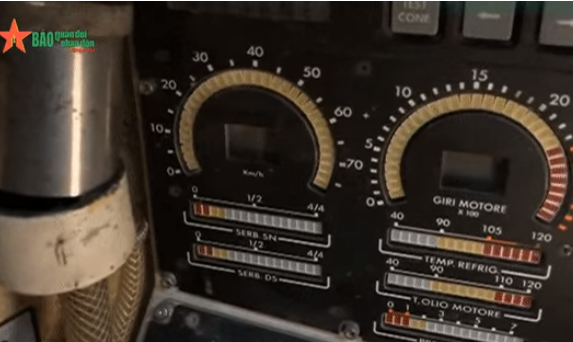 Khẩu súng máy này được chiến sĩ nạp đạn điều khiển ngay từ vị trí của mình.