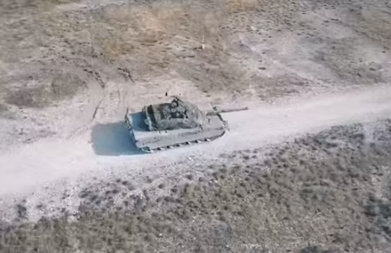 Trong đó khoang lái bố trí phía trước, khoang chiến đấu ở giữa còn khoang động cơ đặt ở phía sau.